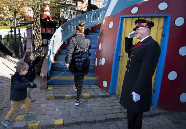 News Bilder des Tages Covid-19: Koebenhavns Kommunes institutioner med pladsmangel, kan i disse dage, hvor flere og flere boern vender tilbage til deres dagtilbud, benytte arealer i Tivoli, bla. Rasmus Klumps legepladsen, i Koebenhavn onsdag den 22. april 2020. Vuggestueboern fra Vartov og boernehaveboern fra Boernebyen Vandvaerket leger i Tivoli. , Copenhagen Denmark