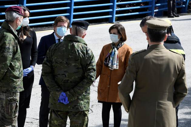 Spanish Defense Minister, Margarita Robles (C), attends the closing ceremony of the special morgue enabled for coronavirus victims at the ice skating venue Palacio de Hielo in Madrid, Spain, 22 April 2020. Closure of the special morgue set up for coronavirus victims in Madrid !ACHTUNG: NUR REDAKTIONELLE NUTZUNG!  Copyright: xVíctorxLerenax GRAF4015 20200422-637231544066041004
