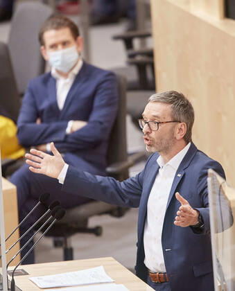 - Wien 22.04.2020 - Parlament Nationalratssitzung - Seit Wochen beklagt die Opposition, SPÖ, NEOS und FPÖ die mangelnde Einbindung des Parlaments in Sachen Coronavirus-Gesetzgebung und -Krisenmanagement. Es gab eine Reihe von Anträgen zwei davon wurden gemeinsam von allen Oppositionsparteien eingebracht. PHOTO: FPÖ-Klubobmann Herbert Kickinger (R) bei seiner Rede und Bundeskanzler Sebastian Kurz (L ÖVP) mit Mund-Nasen-Schutz Maske. Vienna (AUSTRIA) - Parliament National Council meeting - For weeks, the opposition, SPÖ, NEOS and FPÖ have been complaining about Parliament s lack of involvement in coronavirus legislation and crisis management. There were a number of proposals, two of which were presented jointly by all opposition parties. Nationalrat Parlament