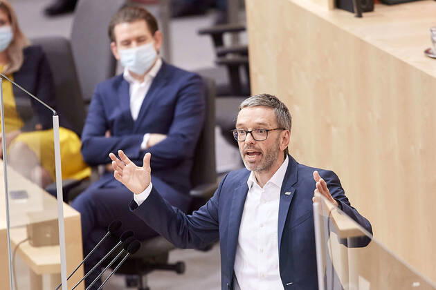 - Wien 22.04.2020 - Parlament Nationalratssitzung - Seit Wochen beklagt die Opposition, SPÖ, NEOS und FPÖ die mangelnde Einbindung des Parlaments in Sachen Coronavirus-Gesetzgebung und -Krisenmanagement. Es gab eine Reihe von Anträgen zwei davon wurden gemeinsam von allen Oppositionsparteien eingebracht. PHOTO: FPÖ-Klubobmann Herbert Kickinger (R) bei seiner Rede und Bundeskanzler Sebastian Kurz (L ÖVP) mit Mund-Nasen-Schutz Maske. Vienna (AUSTRIA) - Parliament National Council meeting - For weeks, the opposition, SPÖ, NEOS and FPÖ have been complaining about Parliament s lack of involvement in coronavirus legislation and crisis management. There were a number of proposals, two of which were presented jointly by all opposition parties. Nationalrat Parlament