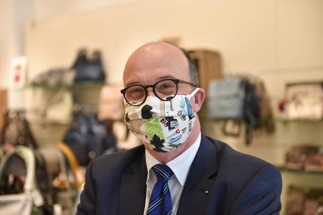 Anke Rehlinger informiert sich bei Geschäftsleuten in der Saarbrücker Innnenstadt am Montag ( 20.04.2020) über die ersten Ladenöffnugen im Zuge der Corona Krise. Im Bild: Fabian Schulz Hauptgeschäftsführer des Saarländischen Einzelhandelsverbandes.