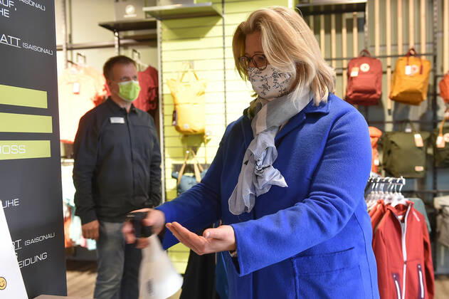 Anke Rehlinger informiert sich bei Geschäftsleuten in der Saarbrücker Innnenstadt am Montag ( 20.04.2020) über die ersten Ladenöffnugen im Zuge der Corona Krise. Hier im Gespräch mit Jörg Welter vom Sporthaus Kohlen.