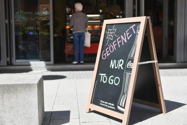 Anke Rehlinger informiert sich bei Geschäftsleuten in der Saarbrücker Innnenstadt am Montag ( 20.04.2020) über die ersten Ladenöffnugen im Zuge der Corona Krise. Hier im Gespräch mit Michael Genth von Leder Spahn.