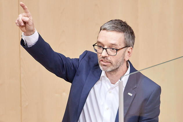 - Wien 22.04.2020 - Parlament Nationalratssitzung - Seit Wochen beklagt die Opposition, SPÖ, NEOS und FPÖ die mangelnde Einbindung des Parlaments in Sachen Coronavirus-Gesetzgebung und -Krisenmanagement. Es gab eine Reihe von Anträgen zwei davon wurden gemeinsam von allen Oppositionsparteien eingebracht. PHOTO: FPÖ-Klubobmann Herbert Kickinger bei seiner Rede. Vienna (AUSTRIA) - Parliament National Council meeting - For weeks, the opposition, SPÖ, NEOS and FPÖ have been complaining about Parliament s lack of involvement in coronavirus legislation and crisis management. There were a number of proposals, two of which were presented jointly by all opposition parties. Nationalrat Parlament