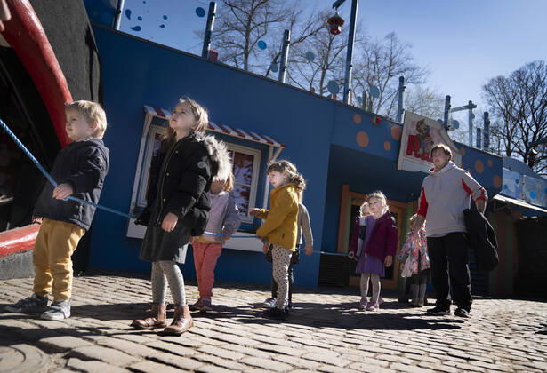 Covid-19: Koebenhavns Kommunes institutioner med pladsmangel, kan i disse dage, hvor flere og flere boern vender tilbage til deres dagtilbud, benytte arealer i Tivoli, bla. Rasmus Klumps legepladsen, i Koebenhavn onsdag den 22. april 2020. Vuggestueboern fra Vartov og boernehaveboern fra Boernebyen Vandvaerket leger i Tivoli. Boernene maa p.g.a corona ikke gaa haand i haand, saa boernehaven har opfundet afstandssnoren . , Copenhagen Denmark