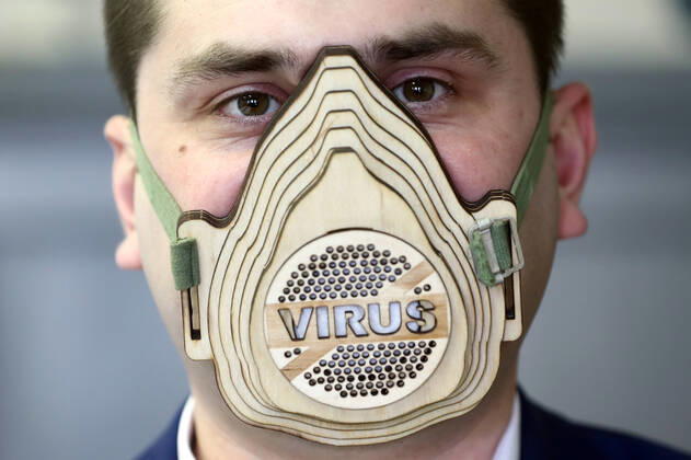 News Bilder des Tages TATARSTAN, RUSSIA - APRIL 22, 2020: Radik Guryev, a teacher at an arts and crafts centre for children and youth in the town of Mamadysh, Tatarstan, wears a reusable plywood respirator that he invented amid a shortage of conventional face masks during the pandemic of the novel coronavirus disease (COVID-19). The respirator includes a replaceable cotton pad filter. Yegor Aleyev TASS  TS0D6ABC