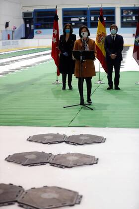 ATTENTION EDITORS, CORRECTS BYLINE Spanish Defense Minister, Margarita Robles, attends the closing ceremony of the special morgue enabled for coronavirus victims at the ice skating venue Palacio de Hielo in Madrid, Spain, 22 April 2020. Closure of the special morgue set up for coronavirus victims in Madrid !ACHTUNG: NUR REDAKTIONELLE NUTZUNG!  Copyright: xVíctorxLerenax GRAF4053 20200422-637231573157470303