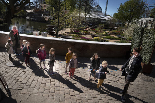 Covid-19: Koebenhavns Kommunes institutioner med pladsmangel, kan i disse dage, hvor flere og flere boern vender tilbage til deres dagtilbud, benytte arealer i Tivoli, bla. Rasmus Klumps legepladsen, i Koebenhavn onsdag den 22. april 2020. Vuggestueboern fra Vartov og boernehaveboern fra Boernebyen Vandvaerket leger i Tivoli. Boernene maa p.g.a corona ikke gaa haand i haand, saa boernehaven har opfundet afstandssnoren . , Copenhagen Denmark