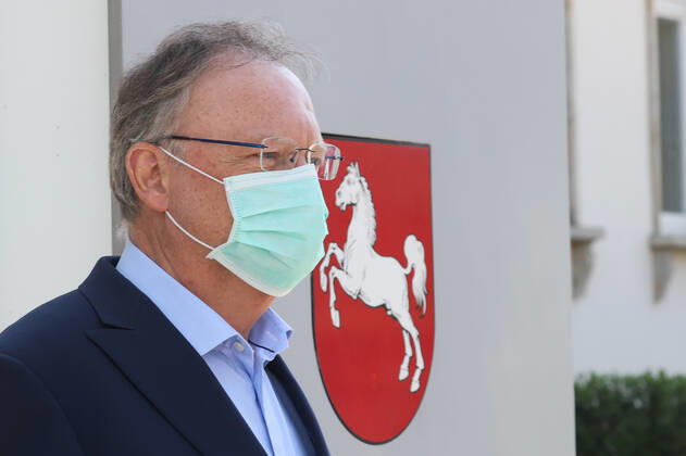 Hannover, Statement des Ministerpräsidenten Stephan Weil zur Maskenpflicht , Stephan Weil mit Mundschutz, Maske, Schutzmaske, Mund-Nasen-Bedeckung Alltagsmaske,