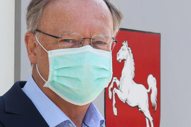 Hannover, Statement des Ministerpräsidenten Stephan Weil zur Maskenpflicht , Stephan Weil mit Mundschutz, Maske, Schutzmaske, Mund-Nasen-Bedeckung Alltagsmaske,