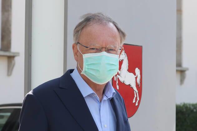 Hannover, Statement des Ministerpräsidenten Stephan Weil zur Maskenpflicht , Stephan Weil mit Mundschutz, Maske, Schutzmaske, Mund-Nasen-Bedeckung Alltagsmaske,