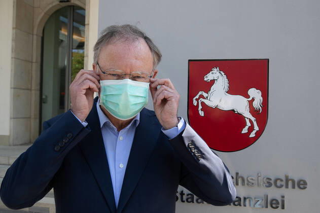News Bilder des Tages Hannover, Statement des Ministerpräsidenten Stephan Weil zur Maskenpflicht , Stephan Weil mit Mundschutz, Maske, Schutzmaske, Mund-Nasen-Bedeckung Alltagsmaske,