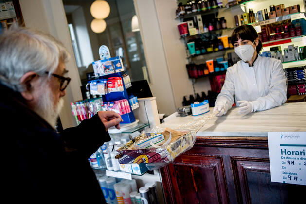 April 22, 2020, Barcelona, Catalonia, Spain: In Barcelona a pharmacist use a makeshift shovel to keep the safety distance while delivering medication to a customer. Spain will begin deescalation of coronavirus measures without knowing the incidence of the epidemic, coronavirus deaths stabilize with 435 in the past 24 hours. Barcelona Spain - ZUMAb137 20200422_zap_b137_002 Copyright: xJordixBoixareux