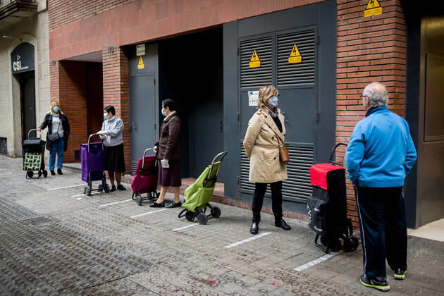 April 22, 2020, Barcelona, Catalonia, Spain: Early in the morning people stand in line keeping the security distance to access a supermarket in Barcelona. Spain will begin deescalation of coronavirus measures without knowing the incidence of the epidemic, coronavirus deaths stabilize with 435 in the past 24 hours. Barcelona Spain - ZUMAb137 20200422_zap_b137_005 Copyright: xJordixBoixareux
