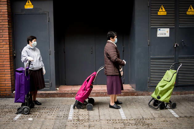 April 22, 2020, Barcelona, Catalonia, Spain: Early in the morning people stand in line keeping the security distance to access a supermarket in Barcelona. Spain will begin deescalation of coronavirus measures without knowing the incidence of the epidemic, coronavirus deaths stabilize with 435 in the past 24 hours. Barcelona Spain - ZUMAb137 20200422_zap_b137_006 Copyright: xJordixBoixareux