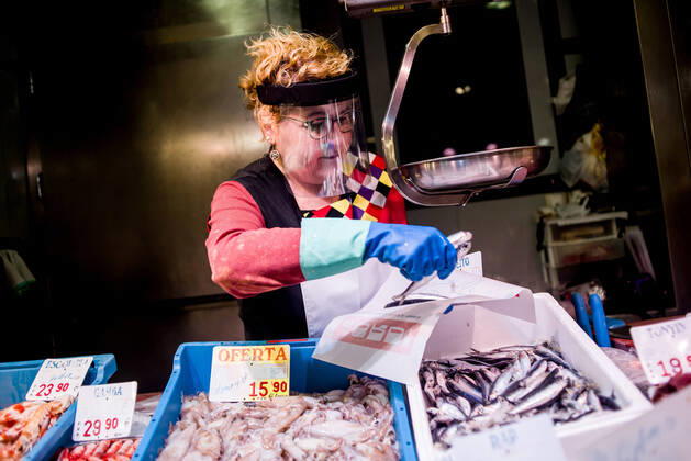 April 22, 2020, Barcelona, Catalonia, Spain: A woman wearing a protective mask prepares his fishing stall early in the morning at Santa Caterina Market in Barcelona. Spain will begin deescalation of coronavirus measures without knowing the incidence of the epidemic, coronavirus deaths stabilize with 435 in the past 24 hours. Barcelona Spain - ZUMAb137 20200422_zap_b137_010 Copyright: xJordixBoixareux