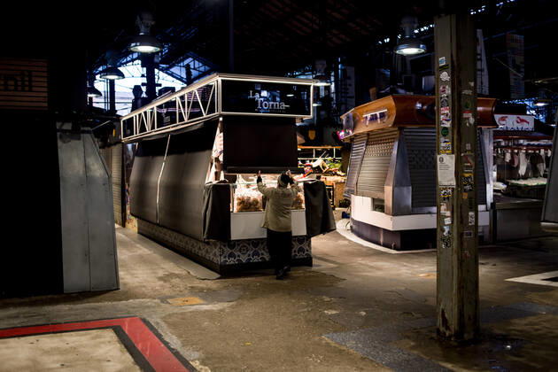 April 22, 2020, Barcelona, Catalonia, Spain: A woman opens her stall at La Boqueria market early in the morning in Barcelona. Spain will begin deescalation of coronavirus measures without knowing the incidence of the epidemic, coronavirus deaths stabilize with 435 in the past 24 hours. Barcelona Spain - ZUMAb137 20200422_zap_b137_014 Copyright: xJordixBoixareux