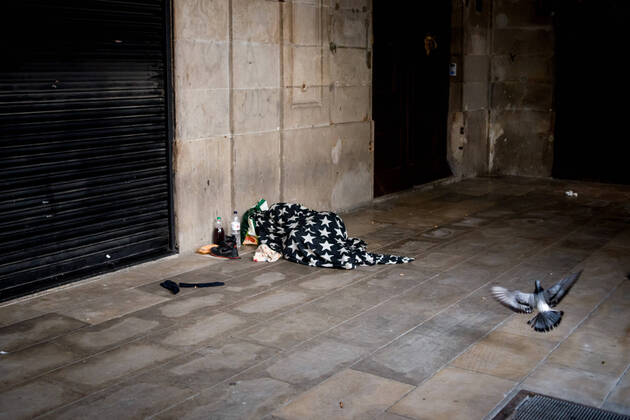 April 22, 2020, Barcelona, Catalonia, Spain: Early in the morning a homeless man sleeps under a blanket at the empty porches of Barcelona s Placa Reial square during lockdown. Spain will begin deescalation of coronavirus measures without knowing the incidence of the epidemic, coronavirus deaths stabilize with 435 in the past 24 hours. Barcelona Spain - ZUMAb137 20200422_zap_b137_016 Copyright: xJordixBoixareux