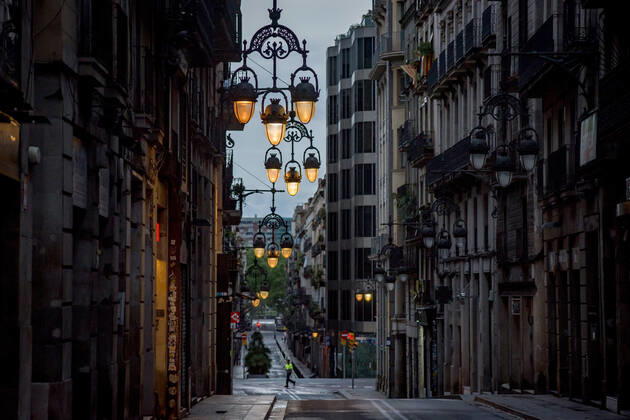 April 22, 2020, Barcelona, Catalonia, Spain: Semi deserted streets early in the morning in Barcelona. Spain will begin deescalation of coronavirus measures without knowing the incidence of the epidemic, coronavirus deaths stabilize with 435 in the past 24 hours. Barcelona Spain - ZUMAb137 20200422_zap_b137_017 Copyright: xJordixBoixareux