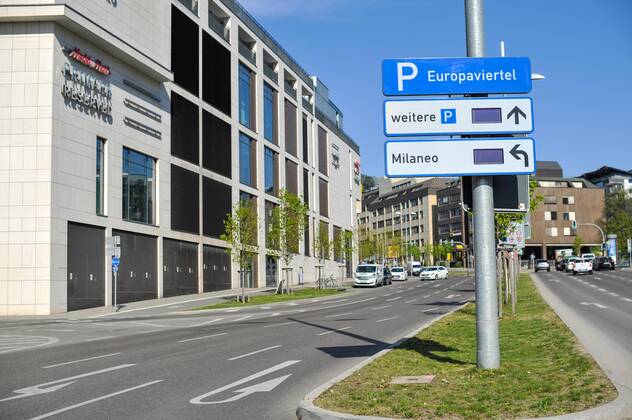 Milaneo Stuttgart COVID-19 Sicherheitsmassnahmen gelten auch im Einkaufszentrum Milaneo, viele Geschäfte und Läden sind dicht, dürfen ihre Kunden nicht mehr bedienen, Miete wird aber weiter bezahlt. Geöffnet sind nur Bäckereien, Lebensmittelgeschäfte, Apotheken... Stuttgart Baden-Wuerttemberg Deutschland Copyright: xMaxxKovalenkox