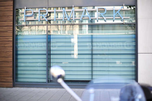 Milaneo Stuttgart COVID-19 Sicherheitsmassnahmen gelten auch im Einkaufszentrum Milaneo, viele Geschäfte und Läden sind dicht, dürfen ihre Kunden nicht mehr bedienen, Miete wird aber weiter bezahlt. Geöffnet sind nur Bäckereien, Lebensmittelgeschäfte, Apotheken... Stuttgart Baden-Wuerttemberg Deutschland Copyright: xMaxxKovalenkox