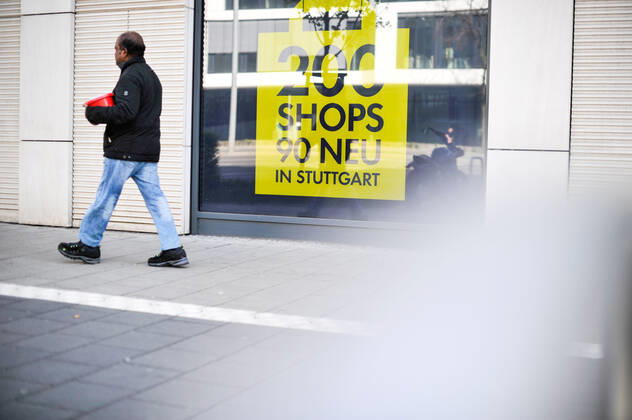 Milaneo Stuttgart COVID-19 Sicherheitsmassnahmen gelten auch im Einkaufszentrum Milaneo, viele Geschäfte und Läden sind dicht, dürfen ihre Kunden nicht mehr bedienen, Miete wird aber weiter bezahlt. Geöffnet sind nur Bäckereien, Lebensmittelgeschäfte, Apotheken... Stuttgart Baden-Wuerttemberg Deutschland Copyright: xMaxxKovalenkox
