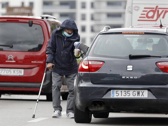 A homeless, protected with a mask, begs among the cars stopped at Cerda square in Barcelona, Spain, 22 April 2020. Spain is under a lockdown to avoid the spreading of pandemic of the COVID-19 disease caused by the SARS-CoV-2 coronavirus. Daily life during lockdown !ACHTUNG: NUR REDAKTIONELLE NUTZUNG!  Copyright: xAndreuxDalmaux GRAFCAT5313 20200422-637231620391740492