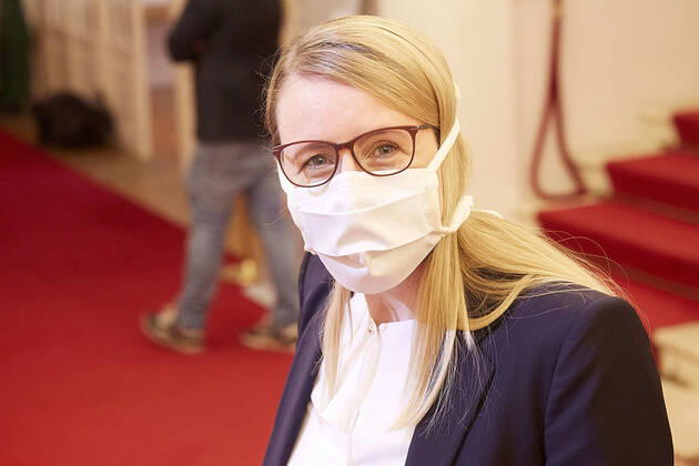 - Wien 22.04.2020 - Parlament Nationalratssitzung - Seit Wochen beklagt die Opposition, SPÖ, NEOS und FPÖ die mangelnde Einbindung des Parlaments in Sachen Coronavirus-Gesetzgebung und -Krisenmanagement. Es gab eine Reihe von Anträgen zwei davon wurden gemeinsam von allen Oppositionsparteien eingebracht. PHOTO: Wirtschaftsministerin Margarete Schramböck (ÖVP) kurz vor der Sitzung mit Mund-Nasen-Schutz Maske. Vienna (AUSTRIA) - Parliament National Council meeting - For weeks, the opposition, SPÖ, NEOS and FPÖ have been complaining about Parliament s lack of involvement in coronavirus legislation and crisis management. There were a number of proposals, two of which were presented jointly by all opposition parties. Nationalrat Parlament