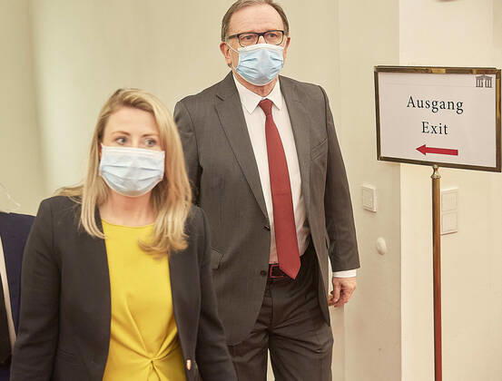 - Wien 22.04.2020 - Parlament Nationalratssitzung - Seit Wochen beklagt die Opposition, SPÖ, NEOS und FPÖ die mangelnde Einbindung des Parlaments in Sachen Coronavirus-Gesetzgebung und -Krisenmanagement. Es gab eine Reihe von Anträgen zwei davon wurden gemeinsam von allen Oppositionsparteien eingebracht. PHOTO: Integrationsministerin Susanne Raab (L ÖVP) und WKO-Gen. Sekr. Karlheinz Kopf (R ÖVP) mit Mund-Nasen-Schutz Maske auf dem Weg zur Sitzung. Vienna (AUSTRIA) - Parliament National Council meeting - For weeks, the opposition, SPÖ, NEOS and FPÖ have been complaining about Parliament s lack of involvement in coronavirus legislation and crisis management. There were a number of proposals, two of which were presented jointly by all opposition parties. Nationalrat Parlament