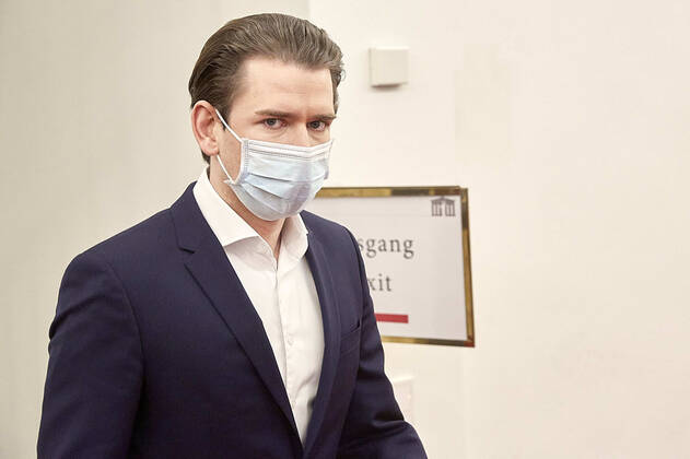 - Wien 22.04.2020 - Parlament Nationalratssitzung - Seit Wochen beklagt die Opposition, SPÖ, NEOS und FPÖ die mangelnde Einbindung des Parlaments in Sachen Coronavirus-Gesetzgebung und -Krisenmanagement. Es gab eine Reihe von Anträgen zwei davon wurden gemeinsam von allen Oppositionsparteien eingebracht. PHOTO: Bundeskanzler Sebastian Kurz (ÖVP) mit Mund-Nasen-Schutz Maske beim Eintreffen im Parlament Vienna (AUSTRIA) - Parliament National Council meeting - For weeks, the opposition, SPÖ, NEOS and FPÖ have been complaining about Parliament s lack of involvement in coronavirus legislation and crisis management. There were a number of proposals, two of which were presented jointly by all opposition parties. Nationalrat Parlament
