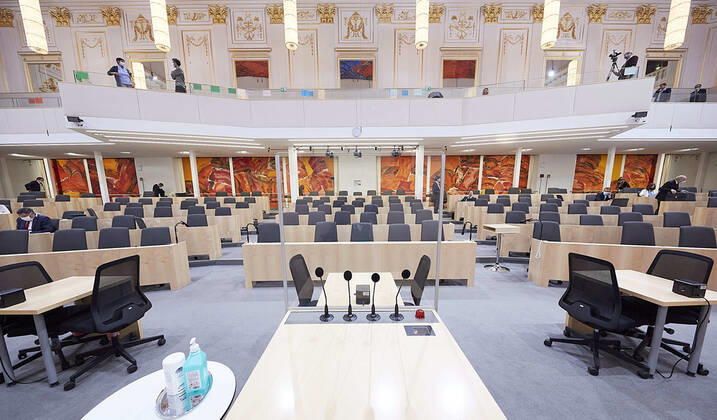 - Wien 22.04.2020 - Parlament Nationalratssitzung - Seit Wochen beklagt die Opposition, SPÖ, NEOS und FPÖ die mangelnde Einbindung des Parlaments in Sachen Coronavirus-Gesetzgebung und -Krisenmanagement. Es gab eine Reihe von Anträgen zwei davon wurden gemeinsam von allen Oppositionsparteien eingebracht. PHOTO: Blick vom Rednerpult mit Glasscheibe in den fast leeren Plenarsaal kurz vor Begin der Sitzung. Vienna (AUSTRIA) - Parliament National Council meeting - For weeks, the opposition, SPÖ, NEOS and FPÖ have been complaining about Parliament s lack of involvement in coronavirus legislation and crisis management. There were a number of proposals, two of which were presented jointly by all opposition parties. Nationalrat Parlament