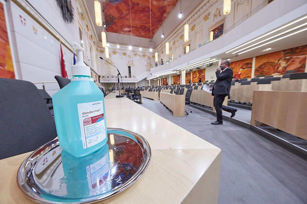 - Wien 22.04.2020 - Parlament Nationalratssitzung - Seit Wochen beklagt die Opposition, SPÖ, NEOS und FPÖ die mangelnde Einbindung des Parlaments in Sachen Coronavirus-Gesetzgebung und -Krisenmanagement. Es gab eine Reihe von Anträgen zwei davon wurden gemeinsam von allen Oppositionsparteien eingebracht. PHOTO: Das Handdesinfektionsmittel ist mittlerweile Standardausstattung im Parlament. Vienna (AUSTRIA) - Parliament National Council meeting - For weeks, the opposition, SPÖ, NEOS and FPÖ have been complaining about Parliament s lack of involvement in coronavirus legislation and crisis management. There were a number of proposals, two of which were presented jointly by all opposition parties. Nationalrat Parlament