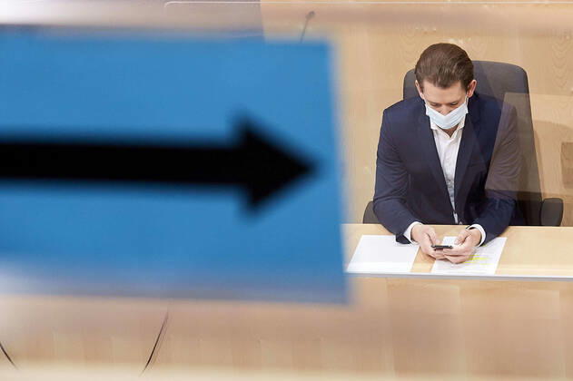 - Wien 22.04.2020 - Parlament Nationalratssitzung - Seit Wochen beklagt die Opposition, SPÖ, NEOS und FPÖ die mangelnde Einbindung des Parlaments in Sachen Coronavirus-Gesetzgebung und -Krisenmanagement. Es gab eine Reihe von Anträgen zwei davon wurden gemeinsam von allen Oppositionsparteien eingebracht. PHOTO: Bundeskanzler Sebastian Kurz (ÖVP) mit Maske auf der Regierungsbank. Vienna (AUSTRIA) - Parliament National Council meeting - For weeks, the opposition, SPÖ, NEOS and FPÖ have been complaining about Parliament s lack of involvement in coronavirus legislation and crisis management. There were a number of proposals, two of which were presented jointly by all opposition parties. Nationalrat Parlament