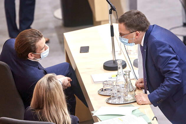 - Wien 22.04.2020 - Parlament Nationalratssitzung - Seit Wochen beklagt die Opposition, SPÖ, NEOS und FPÖ die mangelnde Einbindung des Parlaments in Sachen Coronavirus-Gesetzgebung und -Krisenmanagement. Es gab eine Reihe von Anträgen zwei davon wurden gemeinsam von allen Oppositionsparteien eingebracht. PHOTO: Bundeskanzler Sebastian Kurz (L ÖVP) im Gespräch mit ÖVP-Klubobmann August Wöginger mit Mund-Nasen-Schutz Maske. Vienna (AUSTRIA) - Parliament National Council meeting - For weeks, the opposition, SPÖ, NEOS and FPÖ have been complaining about Parliament s lack of involvement in coronavirus legislation and crisis management. There were a number of proposals, two of which were presented jointly by all opposition parties. Nationalrat Parlament