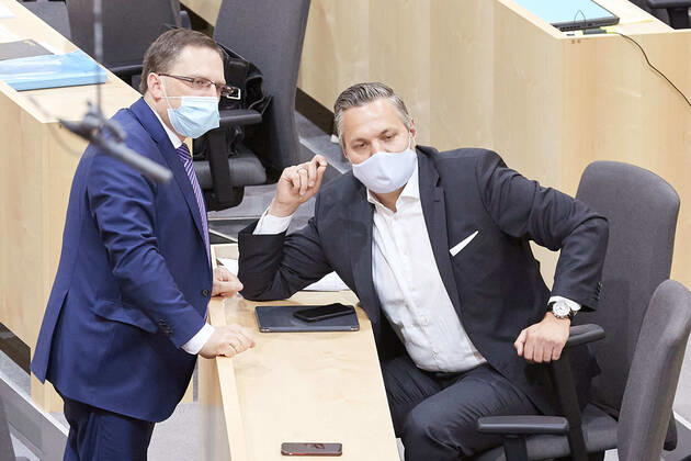 - Wien 22.04.2020 - Parlament Nationalratssitzung - Seit Wochen beklagt die Opposition, SPÖ, NEOS und FPÖ die mangelnde Einbindung des Parlaments in Sachen Coronavirus-Gesetzgebung und -Krisenmanagement. Es gab eine Reihe von Anträgen zwei davon wurden gemeinsam von allen Oppositionsparteien eingebracht. PHOTO: ÖVP-Klubobmann August Wöginger (L) und ÖVP-Generalsekretär Axel Melchior während der Sitzung, beide mit Masken. Vienna (AUSTRIA) - Parliament National Council meeting - For weeks, the opposition, SPÖ, NEOS and FPÖ have been complaining about Parliament s lack of involvement in coronavirus legislation and crisis management. There were a number of proposals, two of which were presented jointly by all opposition parties. Nationalrat Parlament