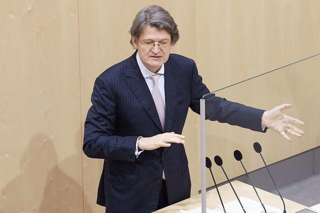 - Wien 22.04.2020 - Parlament Nationalratssitzung - Seit Wochen beklagt die Opposition, SPÖ, NEOS und FPÖ die mangelnde Einbindung des Parlaments in Sachen Coronavirus-Gesetzgebung und -Krisenmanagement. Es gab eine Reihe von Anträgen zwei davon wurden gemeinsam von allen Oppositionsparteien eingebracht. PHOTO: Helmut Brandstätter (NEOS) Vienna (AUSTRIA) - Parliament National Council meeting - For weeks, the opposition, SPÖ, NEOS and FPÖ have been complaining about Parliament s lack of involvement in coronavirus legislation and crisis management. There were a number of proposals, two of which were presented jointly by all opposition parties. Nationalrat Parlament