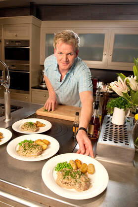 GORDON RAMSAY COOKOFF LIVE, chef Gordon Ramsay, (aired December 15, 2009), 2009. photo: Alex Bailey Fox Courtesy: Everett Collection 20thCentFox Courtesy Everett Collection !ACHTUNG AUFNAHMEDATUM GESCHÃ„TZT! PUBLICATIONXNOTxINxCANxCHNxFRAxITAxJPNxNORxPOLxRUSxESPxUKxUSA Copyright: x20thCentFox CourtesyxEverettxCollectionx TCDGORA EC001