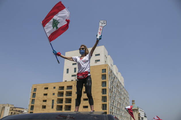 Protesters wearing protective masks demonstrate in Martyr s Square, Beirut in a convoy of cars with drivers honking their horns, waving the Lebanese national flag and leaning out of the car windows to protest against the deteriorating living conditions exacerbated since the government imposed lockdown measures to combat the spread of COVID-19 coronavirus Where: Beirut, Lebanon When: 22 Apr 2020 Credit: Amer Ghazzal Cover Images Copyright: xx 40461273 EDITORIAL USE ONLY. NOT FOR USE BY NEWSPAPERS BASED IN THE UK.