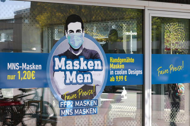 News Bilder des Tages Hannover, 22.04.2020, Corona-Krise, erster Mundschutzladen (MaskenMen) eröffnet in Hannovers City. Dort werden jeweils von 10 Uhr bis 18 Uhr Masken in ganz unterschiedlichen Formen verkauft vom Designer-Stück bis hin zum Einmal-Produkt. Das ist einzigartig in Europa, sagt Inhaber Christopher Eisermann (36).