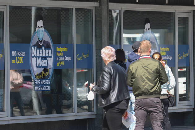 Hannover, 22.04.2020, Corona-Krise, erster Mundschutzladen (MaskenMen) eröffnet in Hannovers City. Dort werden jeweils von 10 Uhr bis 18 Uhr Masken in ganz unterschiedlichen Formen verkauft vom Designer-Stück bis hin zum Einmal-Produkt. Das ist einzigartig in Europa, sagt Inhaber Christopher Eisermann (36).
