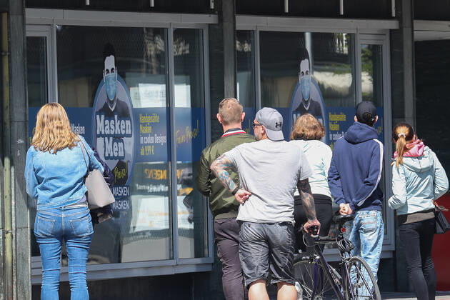 Hannover, 22.04.2020, Corona-Krise, erster Mundschutzladen (MaskenMen) eröffnet in Hannovers City. Dort werden jeweils von 10 Uhr bis 18 Uhr Masken in ganz unterschiedlichen Formen verkauft vom Designer-Stück bis hin zum Einmal-Produkt. Das ist einzigartig in Europa, sagt Inhaber Christopher Eisermann (36).