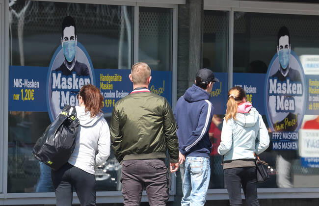 Hannover, 22.04.2020, Corona-Krise, erster Mundschutzladen (MaskenMen) eröffnet in Hannovers City. Dort werden jeweils von 10 Uhr bis 18 Uhr Masken in ganz unterschiedlichen Formen verkauft vom Designer-Stück bis hin zum Einmal-Produkt. Das ist einzigartig in Europa, sagt Inhaber Christopher Eisermann (36).