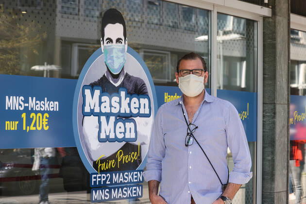 Hannover, 22.04.2020, Corona-Krise, erster Mundschutzladen (MaskenMen) eröffnet in Hannovers City. Dort werden jeweils von 10 Uhr bis 18 Uhr Masken in ganz unterschiedlichen Formen verkauft vom Designer-Stück bis hin zum Einmal-Produkt. Das ist einzigartig in Europa, sagt Inhaber Christopher Eisermann (36). Christoph Eisermann vor seinem Geschäft,