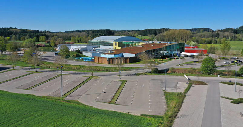 22.04.2020, DIe Therme in Bad Wörishofen hat geschlossen, wegen der Corona-Virus-Pandemie, Aufgrund einer Anordnung der bayerischen Staatsregierung die den Katastrophenfall ausgerufen hat. Der sonst so volle Parkplatz vor der Therme ist gähnend leer. 22.04.2020, Geschlossene Öffentliche Einrichtungen wegen Corona-Virus 22.04.2020, Geschlossene Öffentliche Einrichtungen wegen Corona-Virus