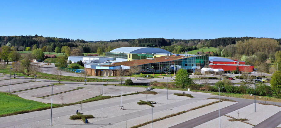 22.04.2020, DIe Therme in Bad Wörishofen hat geschlossen, wegen der Corona-Virus-Pandemie, Aufgrund einer Anordnung der bayerischen Staatsregierung die den Katastrophenfall ausgerufen hat. Der sonst so volle Parkplatz vor der Therme ist gähnend leer. 22.04.2020, Geschlossene Öffentliche Einrichtungen wegen Corona-Virus 22.04.2020, Geschlossene Öffentliche Einrichtungen wegen Corona-Virus
