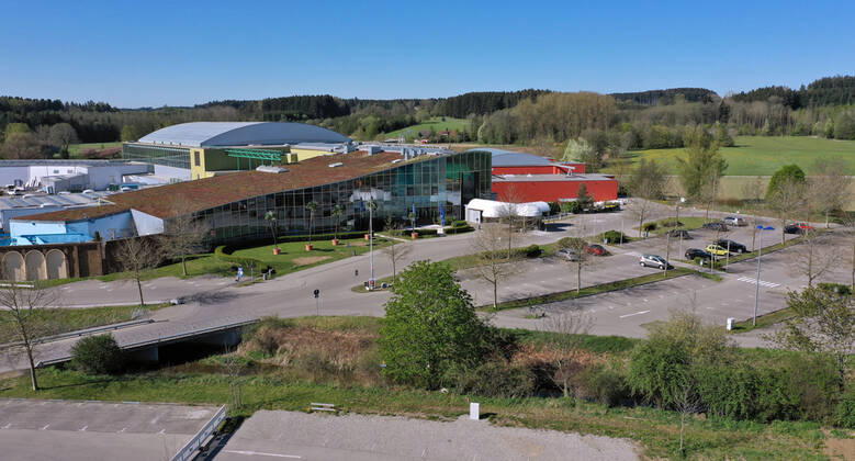 22.04.2020, DIe Therme in Bad Wörishofen hat geschlossen, wegen der Corona-Virus-Pandemie, Aufgrund einer Anordnung der bayerischen Staatsregierung die den Katastrophenfall ausgerufen hat. Der sonst so volle Parkplatz vor der Therme ist gähnend leer. 22.04.2020, Geschlossene Öffentliche Einrichtungen wegen Corona-Virus 22.04.2020, Geschlossene Öffentliche Einrichtungen wegen Corona-Virus