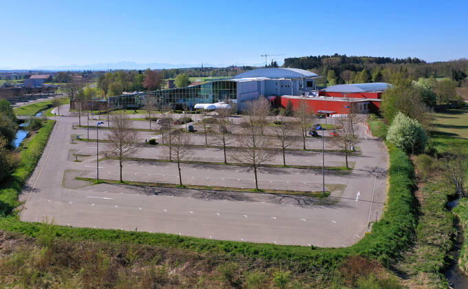 22.04.2020, DIe Therme in Bad Wörishofen hat geschlossen, wegen der Corona-Virus-Pandemie, Aufgrund einer Anordnung der bayerischen Staatsregierung die den Katastrophenfall ausgerufen hat. Der sonst so volle Parkplatz vor der Therme ist gähnend leer. 22.04.2020, Geschlossene Öffentliche Einrichtungen wegen Corona-Virus 22.04.2020, Geschlossene Öffentliche Einrichtungen wegen Corona-Virus