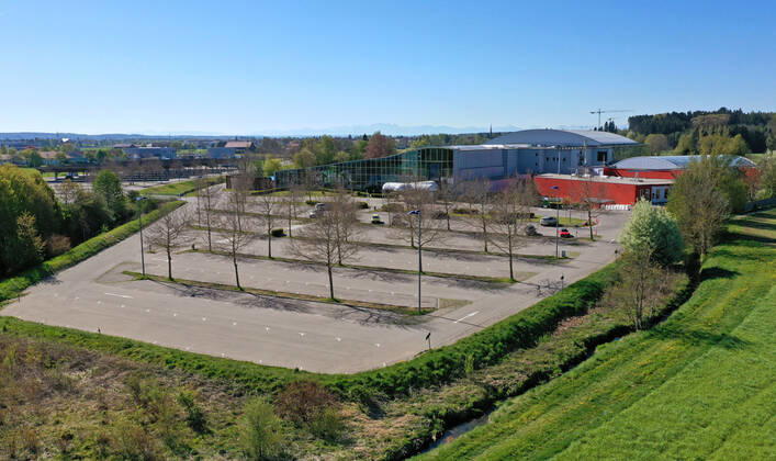 22.04.2020, DIe Therme in Bad Wörishofen hat geschlossen, wegen der Corona-Virus-Pandemie, Aufgrund einer Anordnung der bayerischen Staatsregierung die den Katastrophenfall ausgerufen hat. Der sonst so volle Parkplatz vor der Therme ist gähnend leer. 22.04.2020, Geschlossene Öffentliche Einrichtungen wegen Corona-Virus 22.04.2020, Geschlossene Öffentliche Einrichtungen wegen Corona-Virus