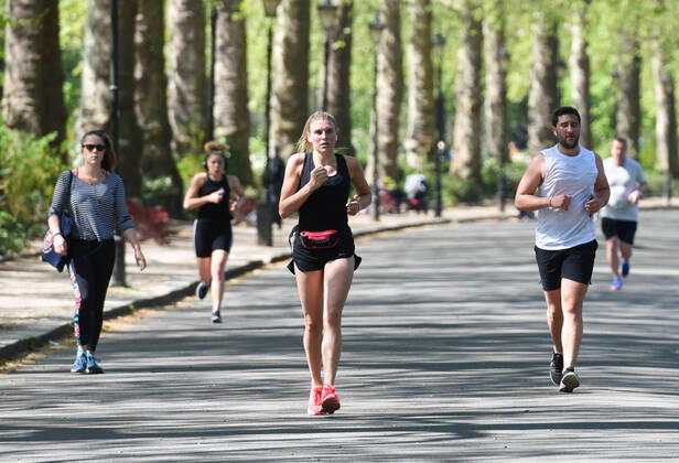 . 22 04 2020. London, United Kingdom. Coronavirus crisis. Runners seen at Battersea Park this afternoon as the coronavirus lockdown continues.  xGustavoxValientex xi-Imagesx IIM-21051-0003