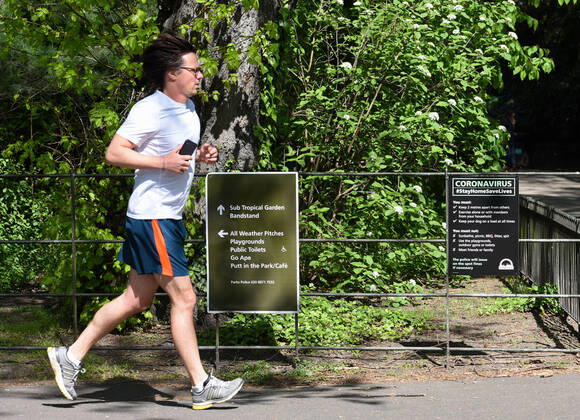 . 22 04 2020. London, United Kingdom. Coronavirus crisis. Runners seen at Battersea Park this afternoon as the coronavirus lockdown continues.  xGustavoxValientex xi-Imagesx IIM-21051-0005